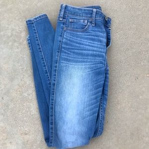 Gently used women’s Hollister skinny jeans. Sz 11R